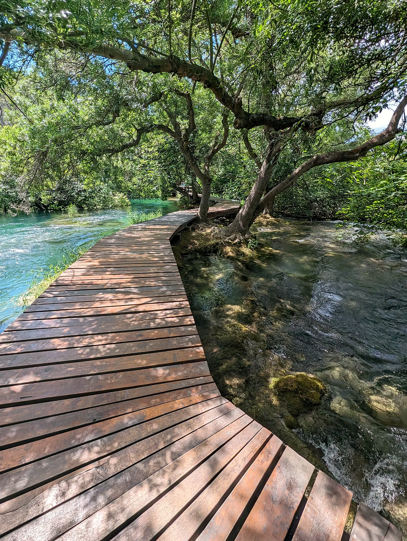 Dřevěný chodník nad vodou v národním parku Krka
