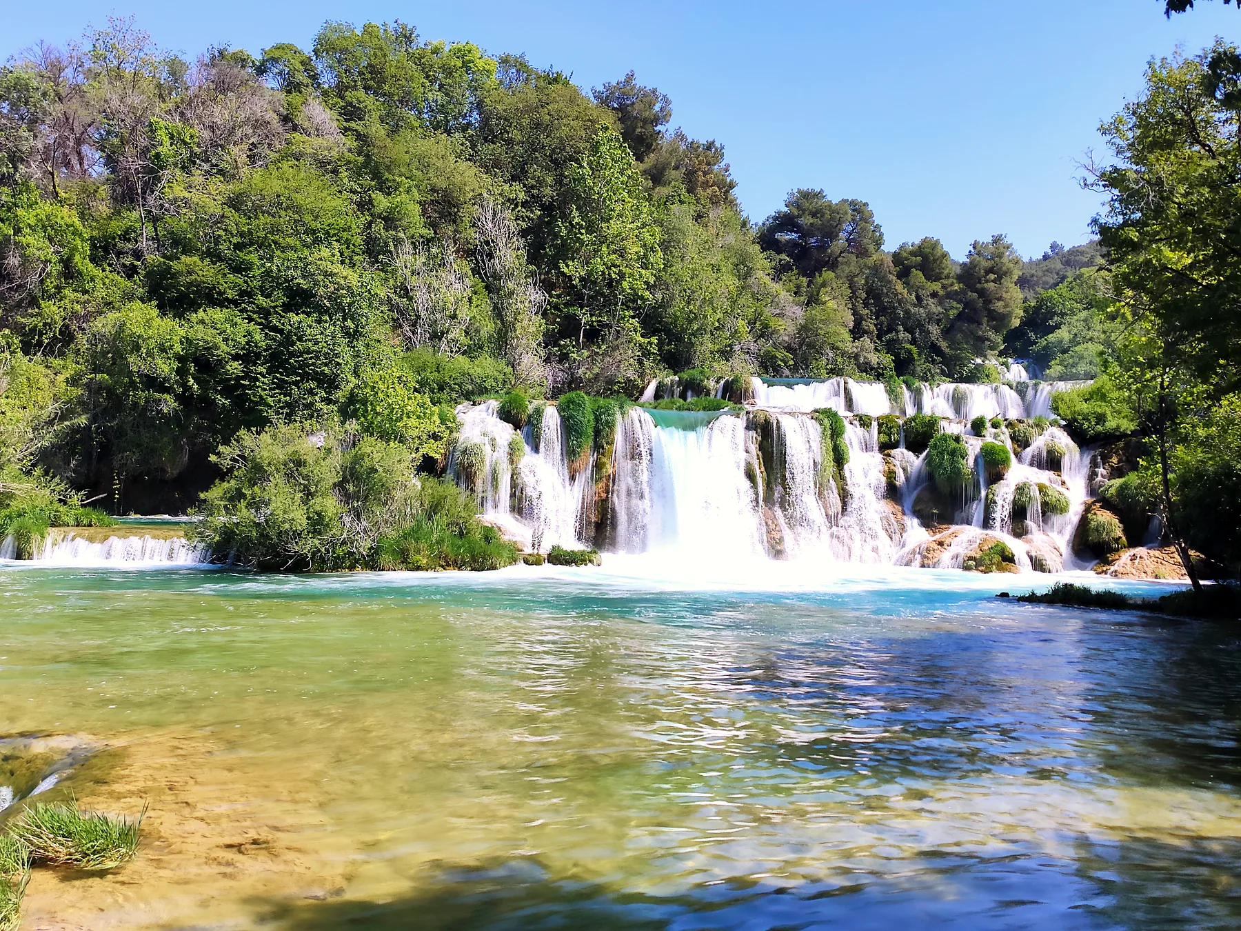 Skradinski buk, kaskáda vodopádů nad tyrkysovým jezírkem
