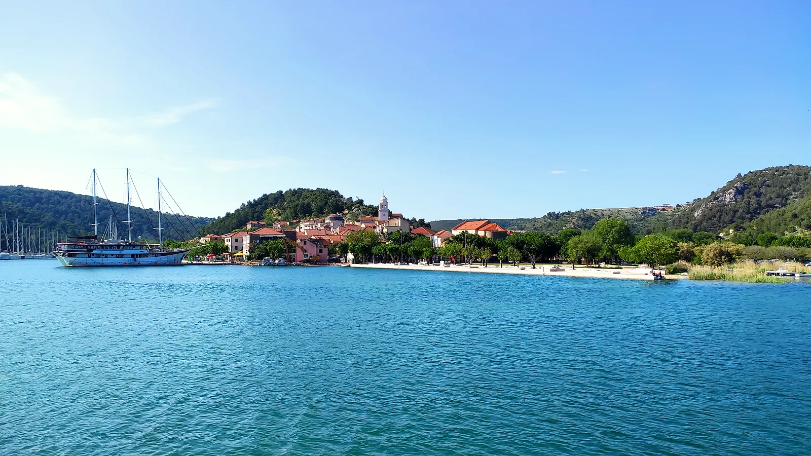 Skradin a jeho zátoka při pohledu z vody