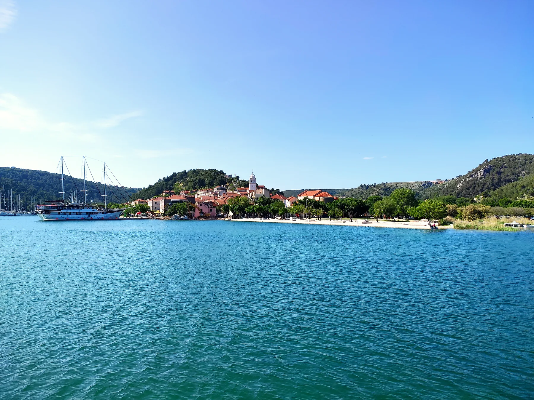 Skradin a jeho zátoka při pohledu z vody