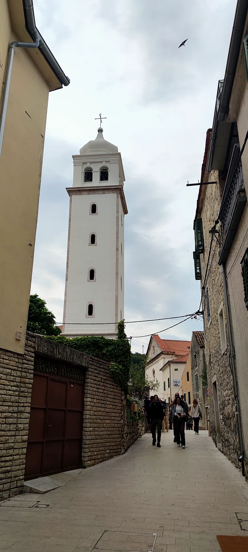 Zvonice a úzká ulička ve Skradinu